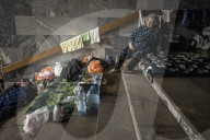 NEWS - Ukraine-Krieg: Menschen in der Metrostation in Charkiw nach dem Beschuss durch die Russen