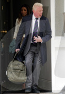 PEOPLE -  Boris Becker am Freitag morgen mit einer grossen Tragtasche auf dem Weg ins Gericht