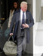 PEOPLE -  Boris Becker am Freitag morgen mit einer grossen Tragtasche auf dem Weg ins Gericht