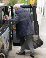 PEOPLE -  Boris Becker am Freitag morgen mit einer grossen Tragtasche auf dem Weg ins Gericht