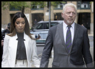 PEOPLE - Verurteilung von Boris Becker: Mit ernster Miene am Freitag vor dem Gerichtsgebäude