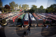 FEATURE - Buntes Treffen der Kanalboote in West London