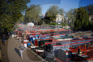 FEATURE - Buntes Treffen der Kanalboote in West London