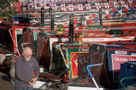 FEATURE - Buntes Treffen der Kanalboote in West London