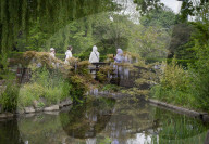 Regentís Park, Queen Martyís Garden, London, Great Britain 
2nd May 2022 

Bank Holiday Monday 2nd may 2022 - people enjoy the warm weather at Regentís Park, in London.