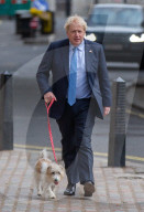 NEWS - Der britische Premierminister Boris Johnson trifft mit seinem Hund Dilyn im Wahllokal ein