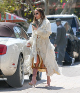 PEOPLE - Jennifer Lopez sieht in einem langen weissen Mantel und rosa Wildlederstiefeln schick aus
