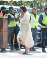 PEOPLE - Jennifer Lopez sieht in einem langen weissen Mantel und rosa Wildlederstiefeln schick aus
