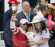 SPORT - Rich Strike, geritten von Sonny Leon, gewinnt das Kentucky Derby in Churchill Downs in Louisville