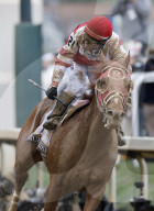 SPORT - Rich Strike, geritten von Sonny Leon, gewinnt das Kentucky Derby in Churchill Downs in Louisville