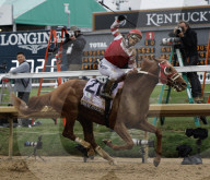 SPORT - Rich Strike, geritten von Sonny Leon, gewinnt das Kentucky Derby in Churchill Downs in Louisville