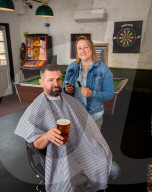 FEATURE - Zwei in Einem: Die Black Bear Barbers frisieren die Besucher des The Bear Inn Pubs in Wiveliscombe