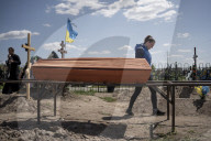 NEWS - Ukraine-Krieg: Ukrainerin an der Beerdigung ihres getöteten Mannes Eugene in Bucha