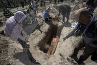 NEWS - Ukraine-Krieg: Ukrainerin an der Beerdigung ihres getöteten Mannes Eugene in Bucha