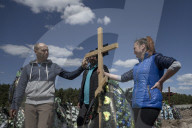 NEWS - Ukraine-Krieg: Ukrainerin an der Beerdigung ihres getöteten Mannes Eugene in Bucha