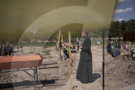 NEWS - Ukraine-Krieg: Ukrainerin an der Beerdigung ihres getöteten Mannes Eugene in Bucha