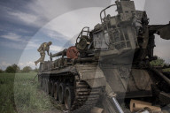 NEWS - Ukraine-Krieg:  Ein von den ukrainischen Streitkräften zerstörter russischer Panzer in Wilhivka, Ukraine