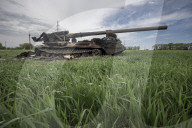 NEWS - Ukraine-Krieg:  Ein von den ukrainischen Streitkräften zerstörter russischer Panzer in Wilhivka, Ukraine