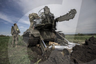 NEWS - Ukraine-Krieg:  Ein von den ukrainischen Streitkräften zerstörter russischer Panzer in Wilhivka, Ukraine