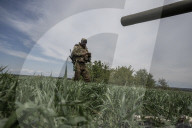 NEWS - Ukraine-Krieg:  Ein von den ukrainischen Streitkräften zerstörter russischer Panzer in Wilhivka, Ukraine