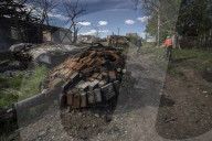 NEWS - Ukraine-Krieg:  Ein von den ukrainischen Streitkräften zerstörter russischer Panzer in Wilhivka, Ukraine