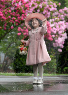 FEATURE - Die dreijährige Isla Bates tourt als Mini-Königin verkleidet durch Pflegeheime