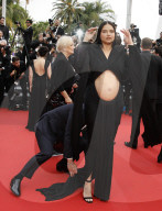 FILMFESTIVAL CANNES 2022 - Adriana Lima zeigt ihren entblössten Babybauch auf dem roten Teppich