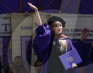 PEOPLE - Taylor Swift erhält den Ehrendoktortitel der schönen Künste in NYC