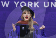 PEOPLE - Taylor Swift erhält den Ehrendoktortitel der schönen Künste in NYC
