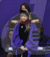 PEOPLE - Taylor Swift erhält den Ehrendoktortitel der schönen Künste in NYC