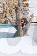 FILMFESTIVAL CANNES 2022 - Woody Harrelson badet im Pool des Eden Roc Hotel