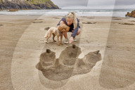 FEATURE - Riesige Tyrannosaurus-Rex-Fussabdrücke an einem Strand in Wales für eine neue Doku-Serie