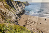 FEATURE - Riesige Tyrannosaurus-Rex-Fussabdrücke an einem Strand in Wales für eine neue Doku-Serie