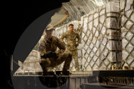 NEWS -  US-Soldaten in Deutschland bereiten Lieferungen von Babynahrung in die USA vor
