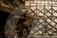 NEWS -  US-Soldaten in Deutschland bereiten Lieferungen von Babynahrung in die USA vor