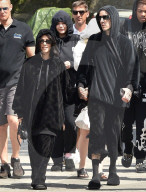 EXKLUSIV - Die frisch verheiratete Kourtney Kardashian und ihr Ehemann Travis Barker tragen passende schwarze Dolce & Gabbana-Outfits