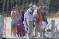 EXKLUSIV - Leonardo DiCaprio und Freunde besteigen ein Boot in St. Tropez 