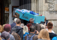 NEWS -  Trauer um ermordeten Teenager: Beerdigung von Bobbi-Anne McLeod in Plymouth