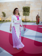 Rania mit ihrer Familie beim 75. Unabhängigkeitstag von Jordanien in Amman
