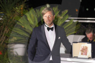 FILMFESTIVAL CANNES 2022 -  Regisseur Ruben Ostlund posiert mit der Goldenen Palme für den Film 'Triangle of Sadness'