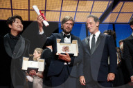 FILMFESTIVAL CANNES 2022 -  Regisseur Ruben Ostlund posiert mit der Goldenen Palme für den Film 'Triangle of Sadness'