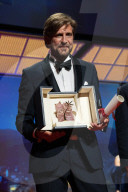 FILMFESTIVAL CANNES 2022 -  Regisseur Ruben Ostlund posiert mit der Goldenen Palme für den Film 'Triangle of Sadness'
