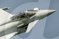 NEWS - Drei echte Top Guns: RAF-Piloten prüfen ihre Typhoon-Kampfjets auf Herz und Nieren