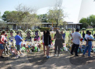 NEWS - Blumenkranz an der Robb-Grundschule in Uvalde