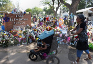 NEWS - Blumenkranz an der Robb-Grundschule in Uvalde