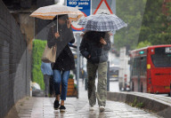 FEATURE - Feuchtes Wetter in London vor den Feierlichkeiten zum Platinjubiläum der Königin