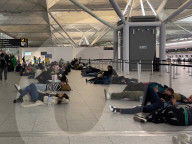 NEWS - Fluggäste schlafen am Flughafen Stansted in London aufgrund von Flugausfällen und Verspätungen
