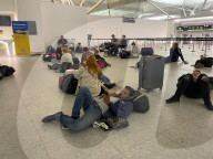 NEWS - Fluggäste schlafen am Flughafen Stansted in London aufgrund von Flugausfällen und Verspätungen