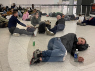 NEWS - Fluggäste schlafen am Flughafen Stansted in London aufgrund von Flugausfällen und Verspätungen
