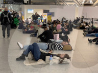 NEWS - Fluggäste schlafen am Flughafen Stansted in London aufgrund von Flugausfällen und Verspätungen